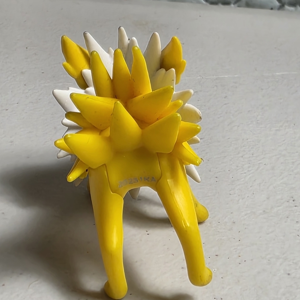 POKEMON JOLTEON Yellow and White Collectible Figure - Picture 5 of 7
